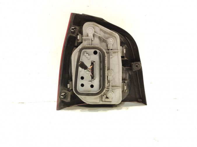 PILOTO TRASERO DERECHO VOLKSWAGEN POLO 2002