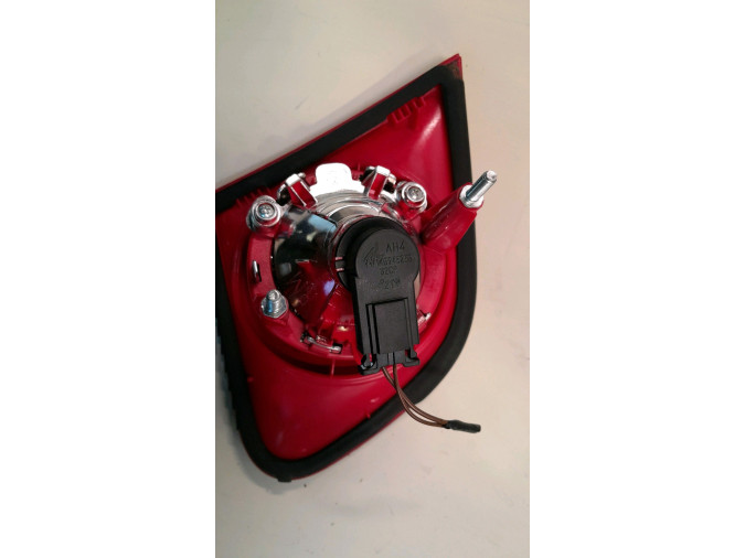 PILOTO TRASERO DERECHO INTERIOR VOLKSWAGEN PASSAT ROJO BLANCO 2006