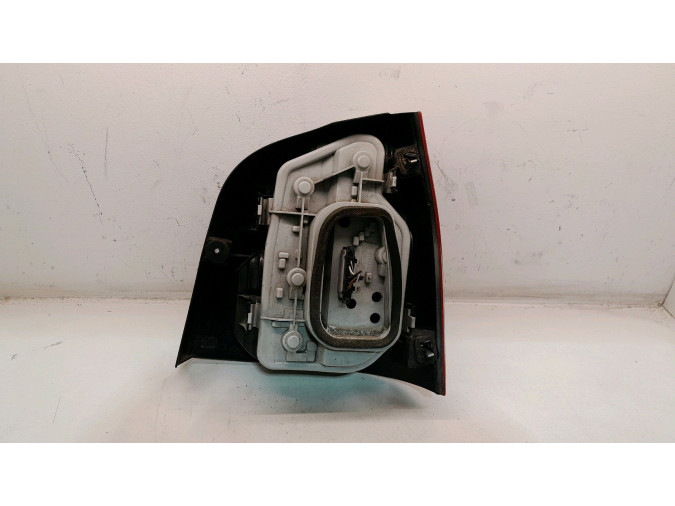 PILOTO TRASERO IZQUIERDO VOLKSWAGEN POLO 2002