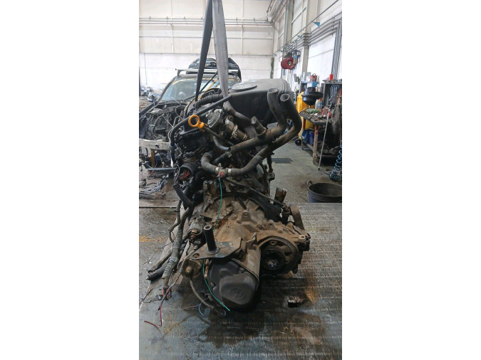MOTOR CON ACCESORIOS SIN CAJA DE CAMBIOS VOLKSWAGEN POLO 2001