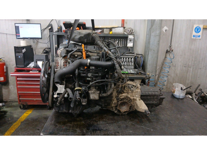 MOTOR CON ACCESORIOS SIN CAJA DE CAMBIOS AUDI A4 2000