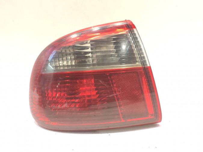 PILOTO TRASERO IZQUIERDO VOLKSWAGEN PASSAT 2000