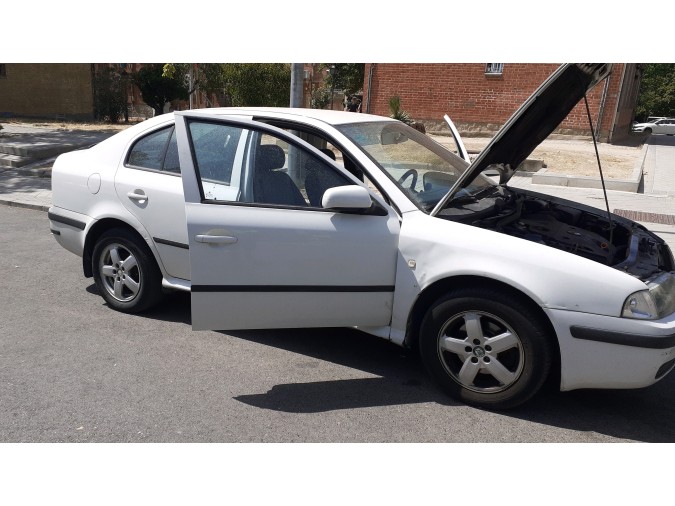 PILOTO TRASERO CENTRAL SKODA OCTAVIA 2003