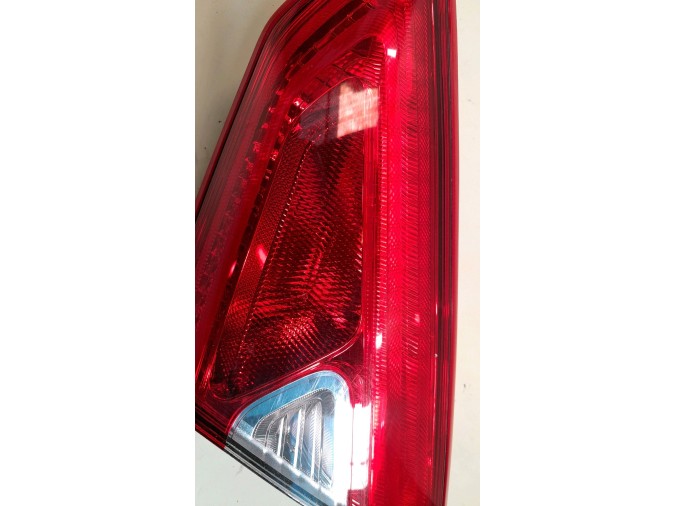 PILOTO TRASERO INTERIOR NISSAN PULSAR 2014