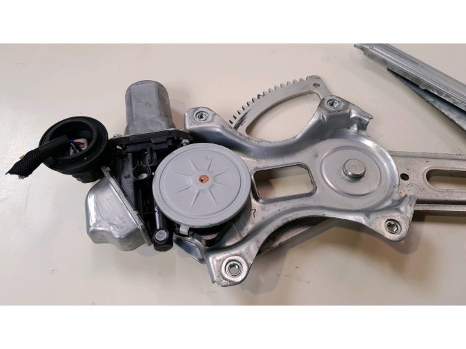 ELEVALUNAS DELANTERO DERECHO LEXUS IS 200D 2011
