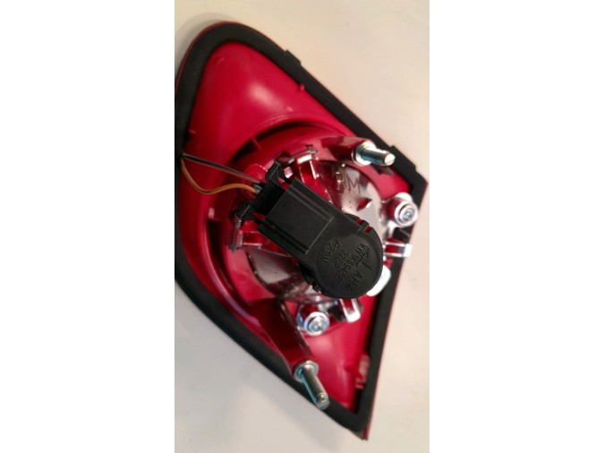 PILOTO TRASERO DERECHO INTERIOR VOLKSWAGEN PASSAT ROJO 2005