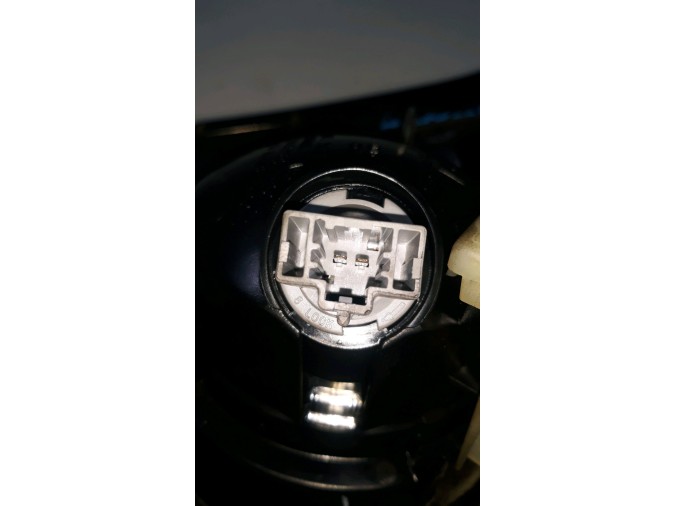 PILOTO TRASERO DERECHO MAZDA 3 2005