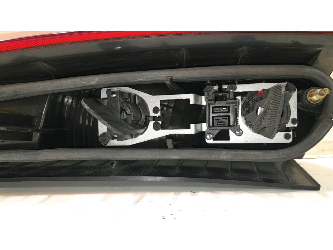 PILOTO TRASERO IZQUIERDO VOLVO V70 2003