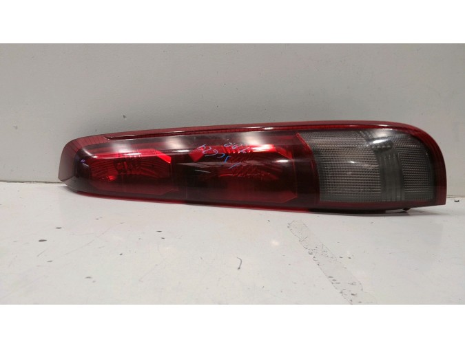 PILOTO TRASERO DERECHO NISSAN X TRAIL 2000