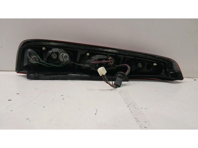 PILOTO TRASERO DERECHO NISSAN X TRAIL 2000