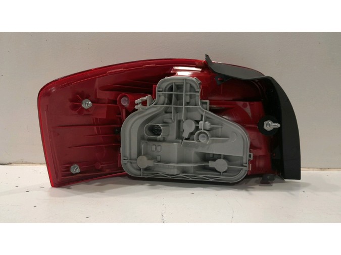 PILOTO TRASERO DERECHO AUDI A3 2009