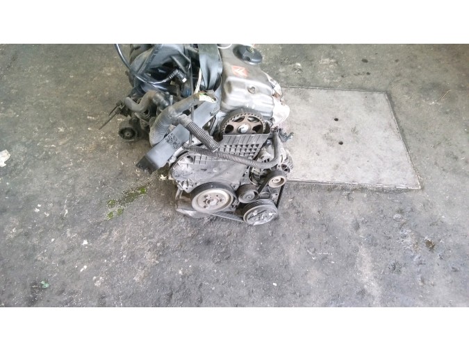 MOTOR CON ACCESORIOS Y CAJA DE CAMBIOS CITROEN SAXO 2001