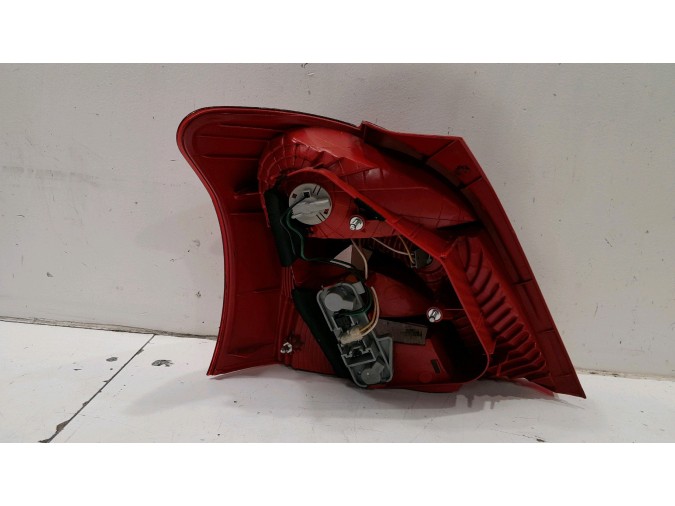 PILOTO TRASERO DERECHO TOYOTA YARIS 2008