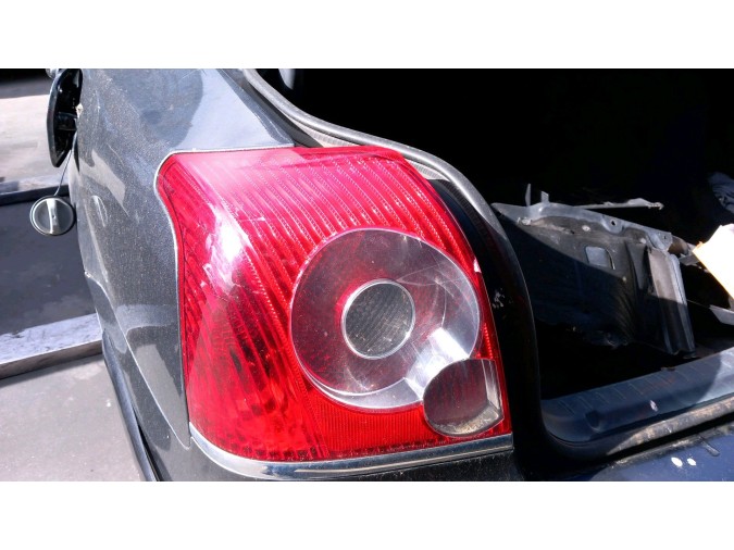 PILOTO TRASERO IZQUIERDO TOYOTA AVENSIS 2008