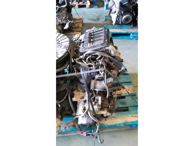 MOTOR CON ACCESORIOS Y CAJA DE CAMBIOS TOYOTA YARIS 37379
