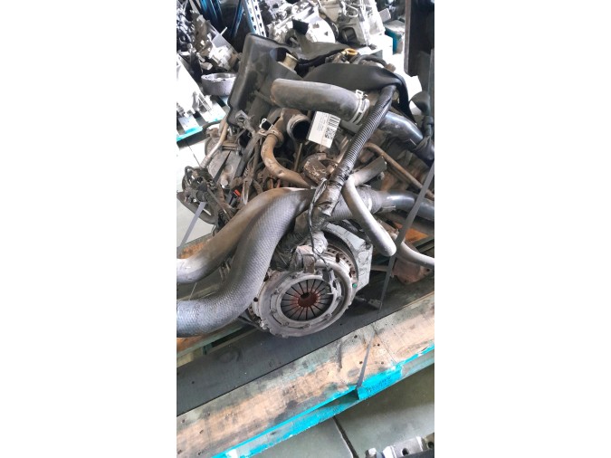 MOTOR CON ACCESORIOS Y CAJA DE CAMBIOS CHRYSLER VOYAGER I 2004