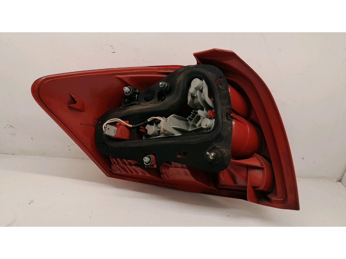 PILOTO TRASERO DERECHO  TOYOTA AURIS 2007