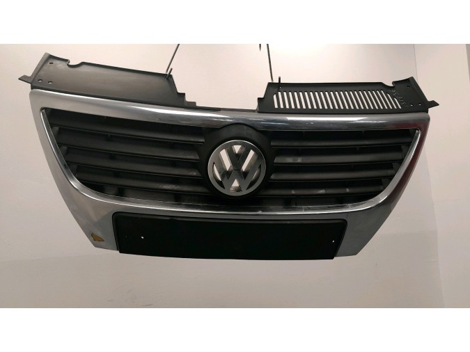 REJILLA DELANTERA VOLKSWAGEN PASSAT NEGRA / CROMADA 2007