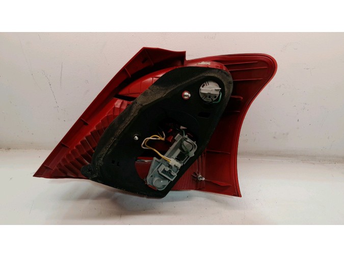PILOTO TRASERO IZQUIERDO TOYOTA YARIS 2007