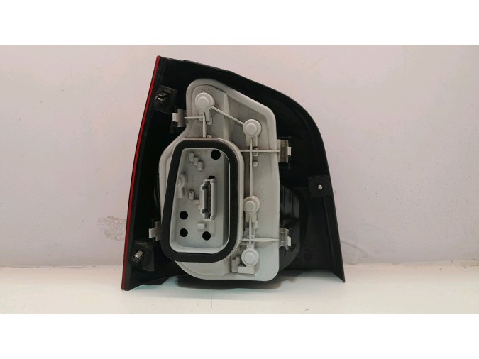 PILOTO TRASERO DERECHO VOLKSWAGEN POLO 2004
