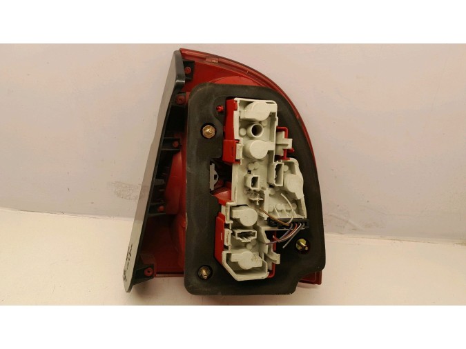 PILOTO TRASERO IZQUIERDO VOLKSWAGEN PASSAT 2001