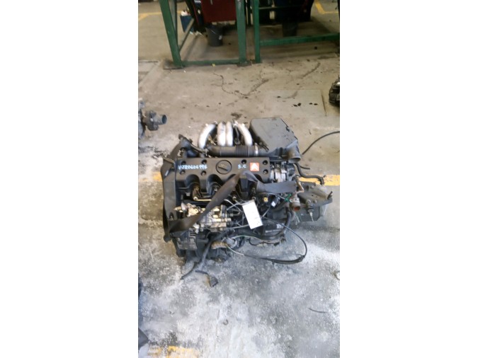 MOTOR CON ACCESORIOS Y CAJA DE CAMBIOS CITROEN SAXO 1999