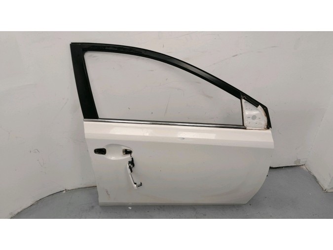 PUERTA DELANTERA DERECHA TOYOTA AURIS BLANCA 2015