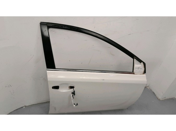 PUERTA DELANTERA DERECHA TOYOTA AURIS BLANCA 2015