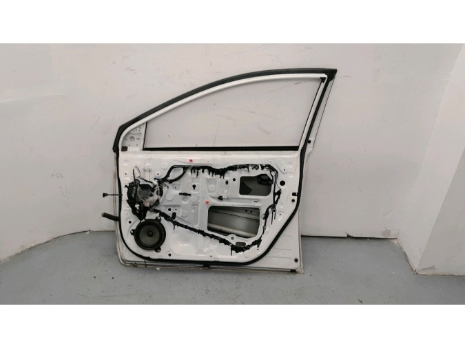 PUERTA DELANTERA DERECHA TOYOTA AURIS BLANCA 2015