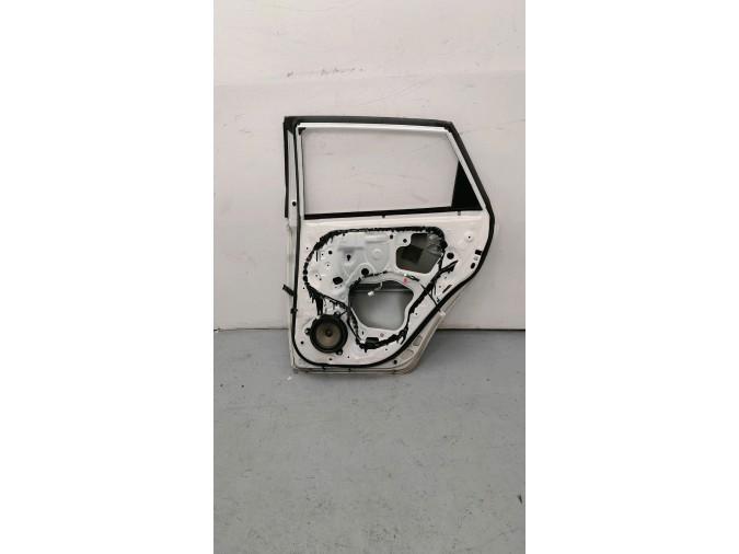 PUERTA TRASERA DERECHA TOYOTA AURIS 2015