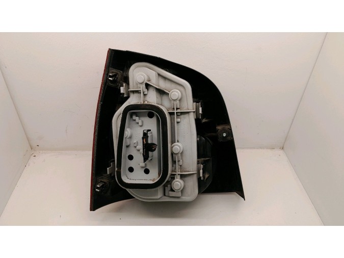 PILOTO TRASERO DERECHO VOLKSWAGEN POLO 2002