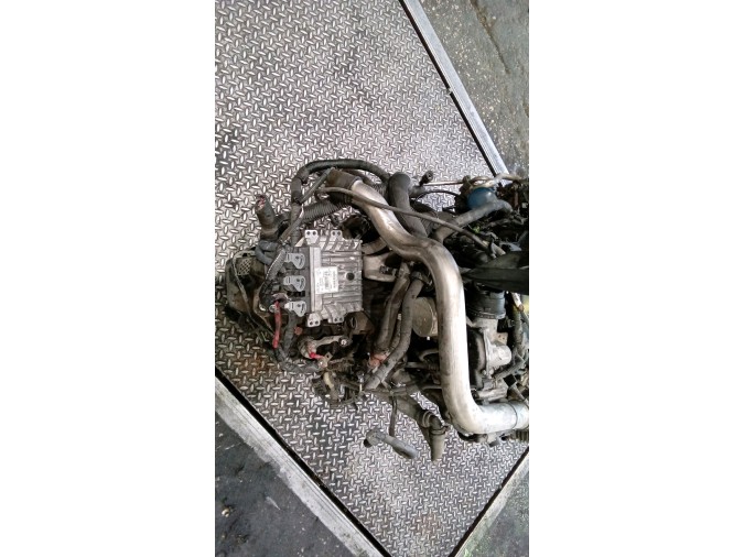 MOTOR CON ACCESORIOS Y CAJA DE CAMBIOS DACIA SANDERO