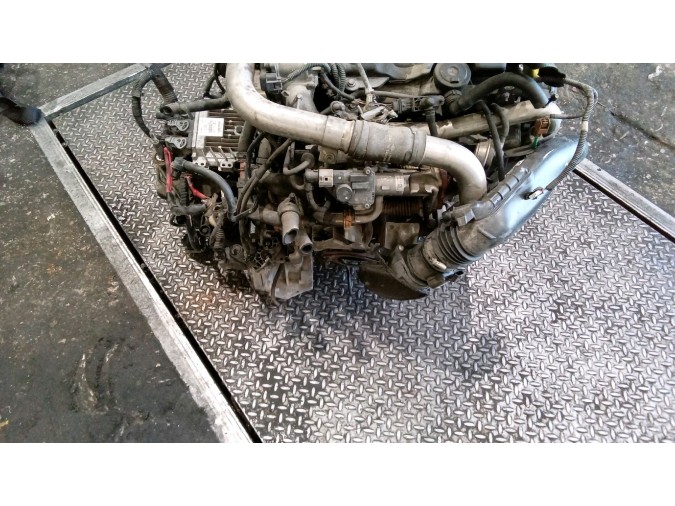 MOTOR CON ACCESORIOS Y CAJA DE CAMBIOS DACIA SANDERO