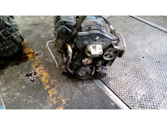 MOTOR CON ACCESORIOS SIN CAJA DE CAMBIOS PEUGEOT 206 2001