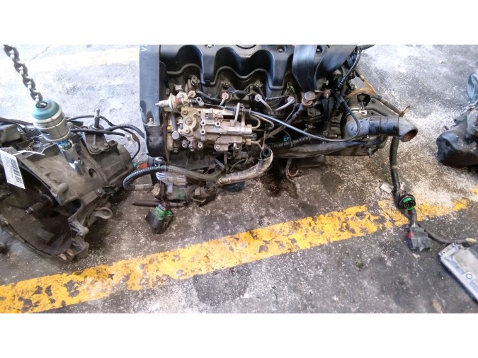 MOTOR CON ACCESORIOS Y CAJA DE CAMBIOS CITROEN SAXO 2001