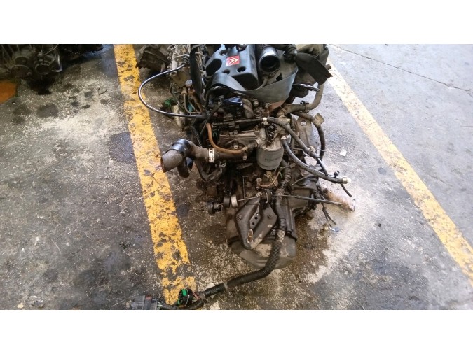 MOTOR CON ACCESORIOS Y CAJA DE CAMBIOS CITROEN SAXO 2001