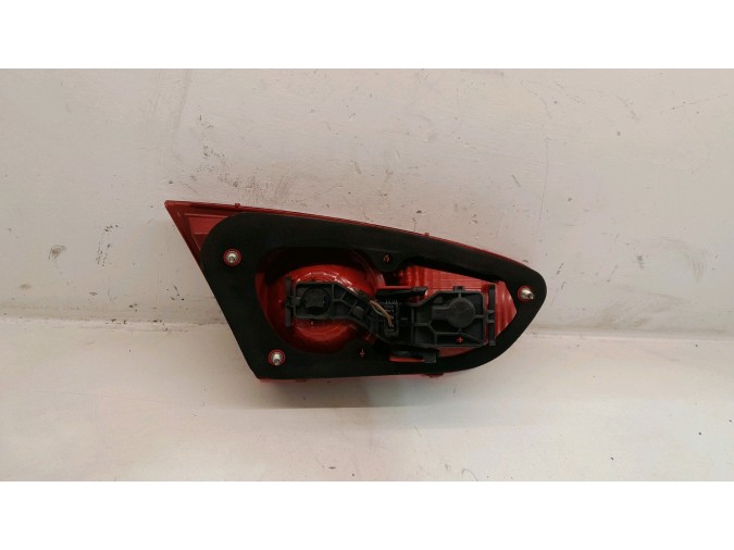 PILOTO TRASERO DERECHO SEAT LEON 2010