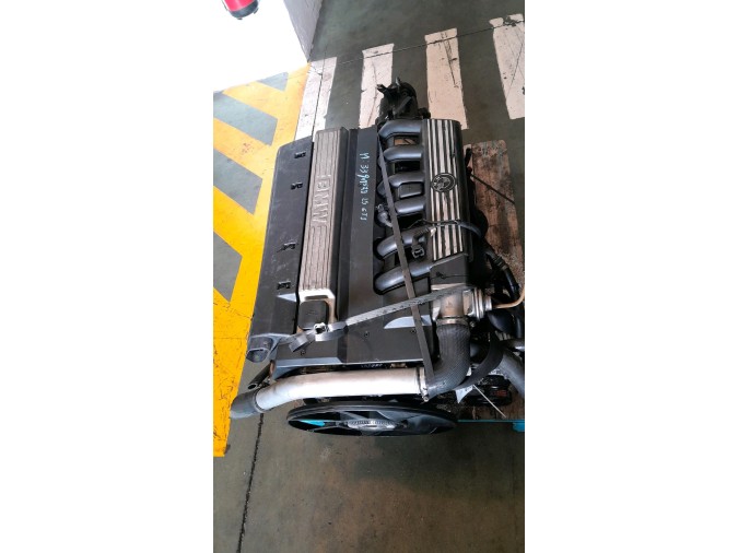 MOTOR CON ACCESORIOS SIN CAJA DE CAMBIOS BMW 525