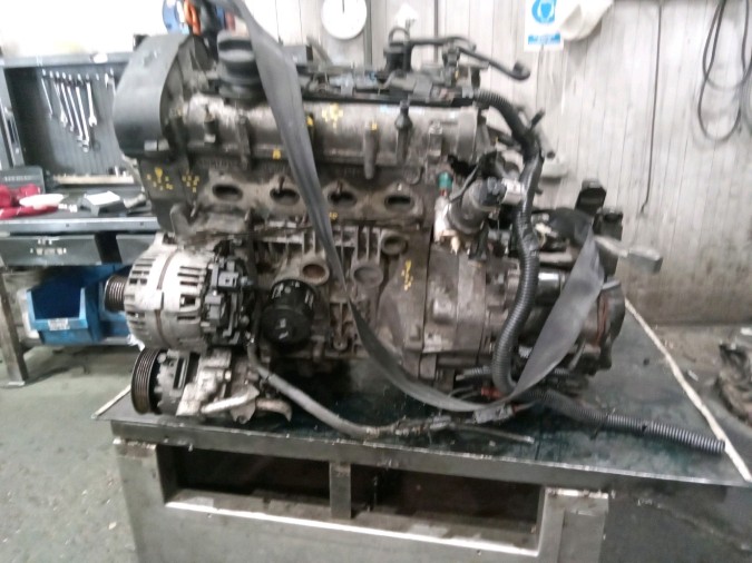 MOTOR CON ACCESORIOS Y CAJA DE CAMBIOS VOLKSWAGEN POLO