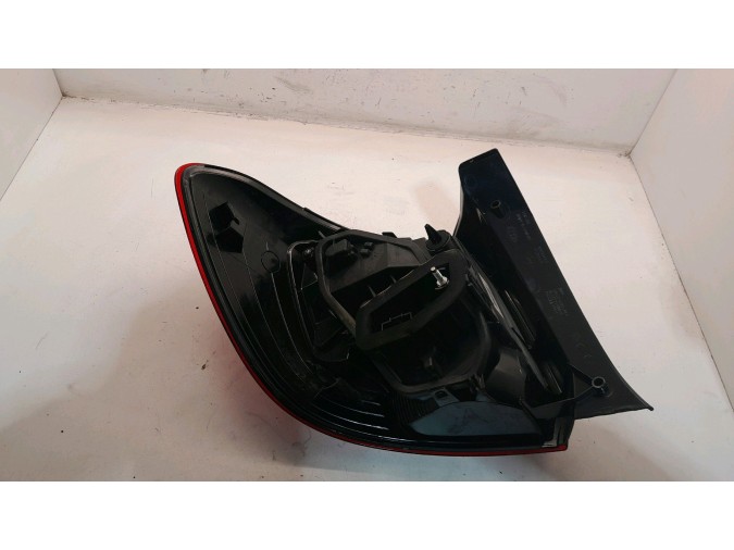 PILOTO TRASERO DERECHO DACIA SANDERO 2015