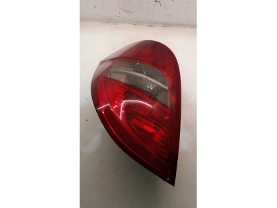 PILOTO TRASERO IZQUIERDO MERCEDES A 180 2010