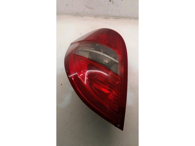 PILOTO TRASERO IZQUIERDO MERCEDES A 180 2010