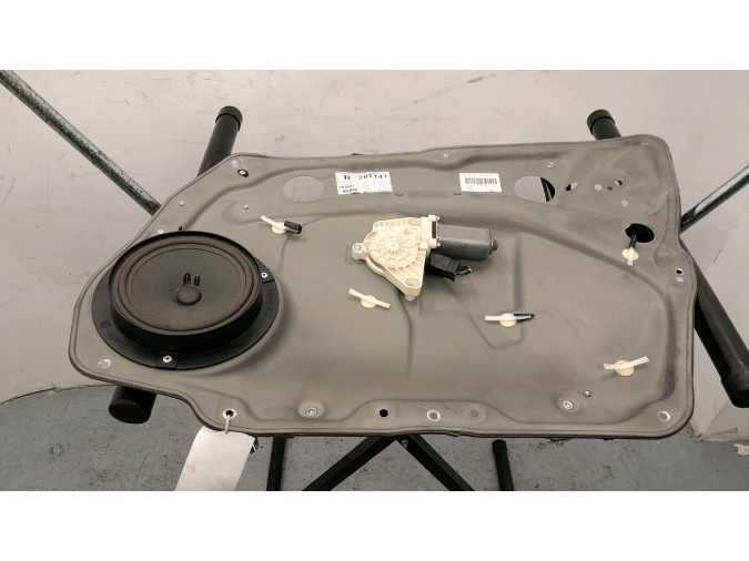 ELEVALUNAS DELANTERO DERECHO MERCEDES A 180 2010