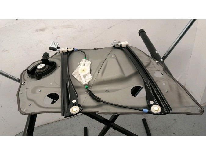 ELEVALUNAS DELANTERO DERECHO MERCEDES A 180 2010
