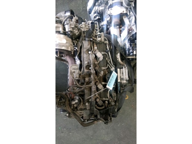 MOTOR CON ACCESORIOS Y CAJA DE CAMBIOS TOYOTA AURIS 2013