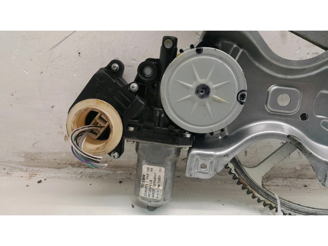 ELEVALUNAS DELANTERO IZQUIERDO TOYOTA AURIS 2015