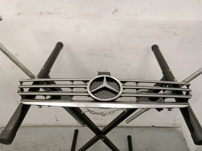 REJILLA DELANTERA MERCEDES C 230 KOMPRESSOR CROMADA 2001