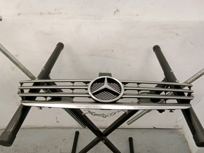 REJILLA DELANTERA MERCEDES C 230 KOMPRESSOR CROMADA 2001