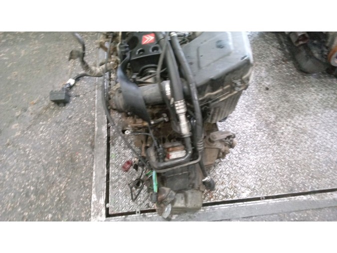 MOTOR CON ACCESORIOS Y CAJA DE CAMBIOS CITROEN SAXO 1997