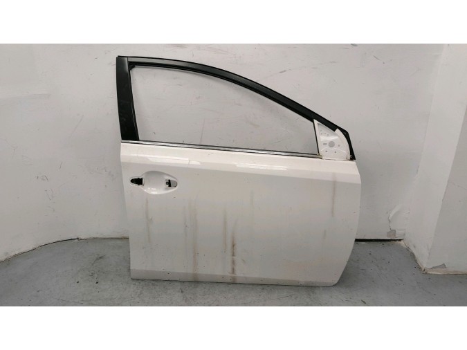 PUERTA DELANTERA DERECHA TOYOTA AURIS BLANCA 2016
